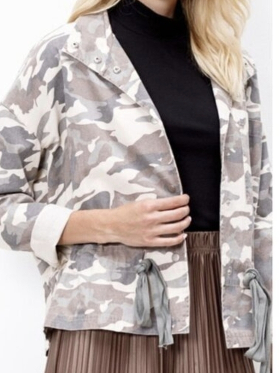 mittoshop Tops - Mittoshop Over-sized Snap-front Tie Camo Jacket Medium